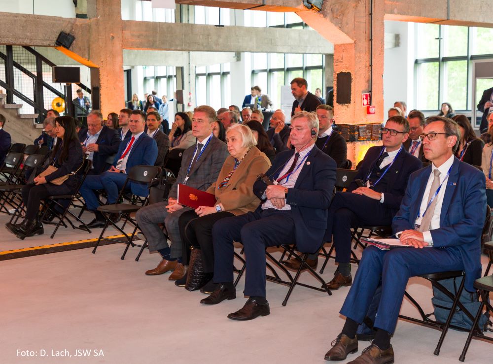 ludzie siedzący na sali konferencyjnej