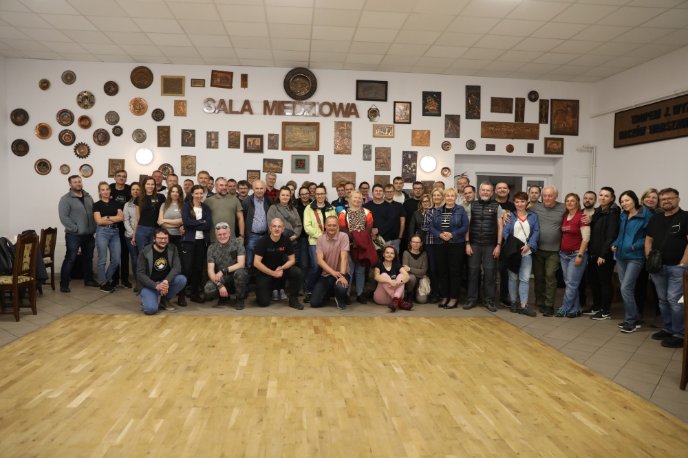 grupa ludzi pozujących do zdjęcia 