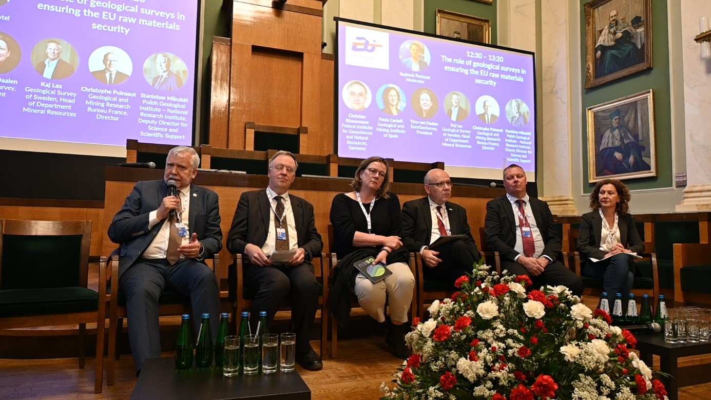 grupa panelistów podczas dyskusji