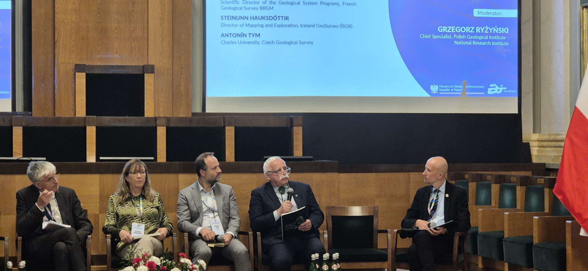 panel dyskusyjny z kilkoma uczestnikami 