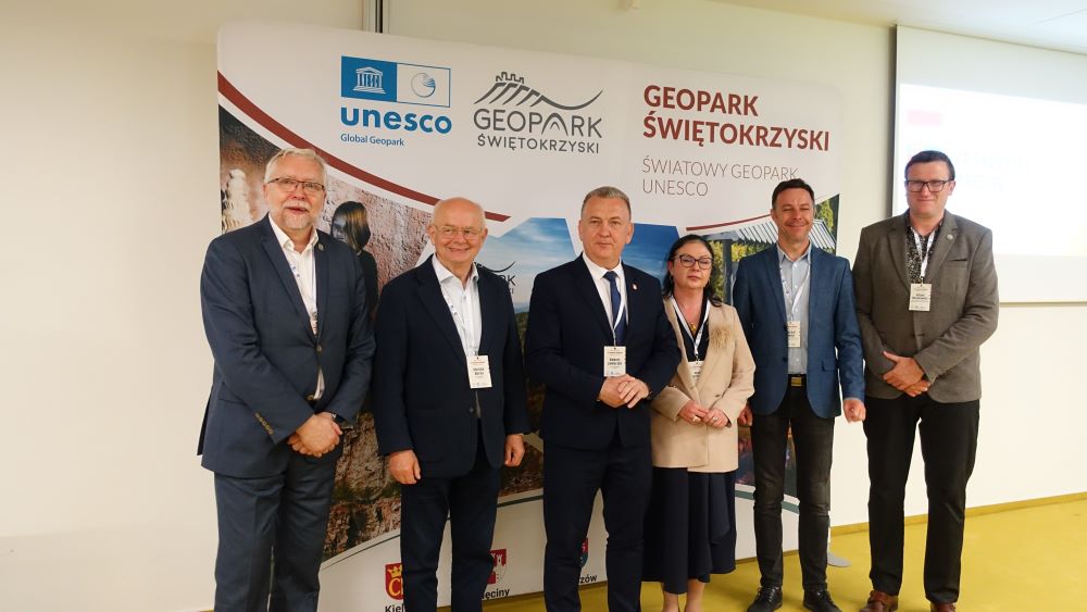 grupa ludzi pozujących do zdjęcia 