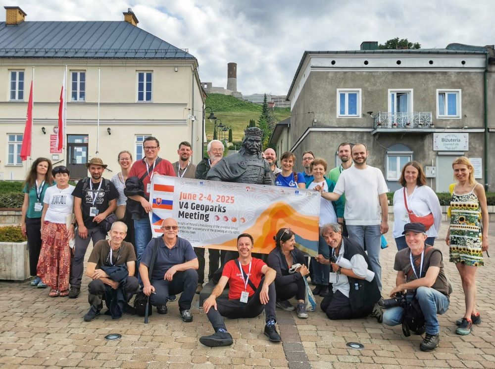 grupa ludzi pozujących do zdjęcia 