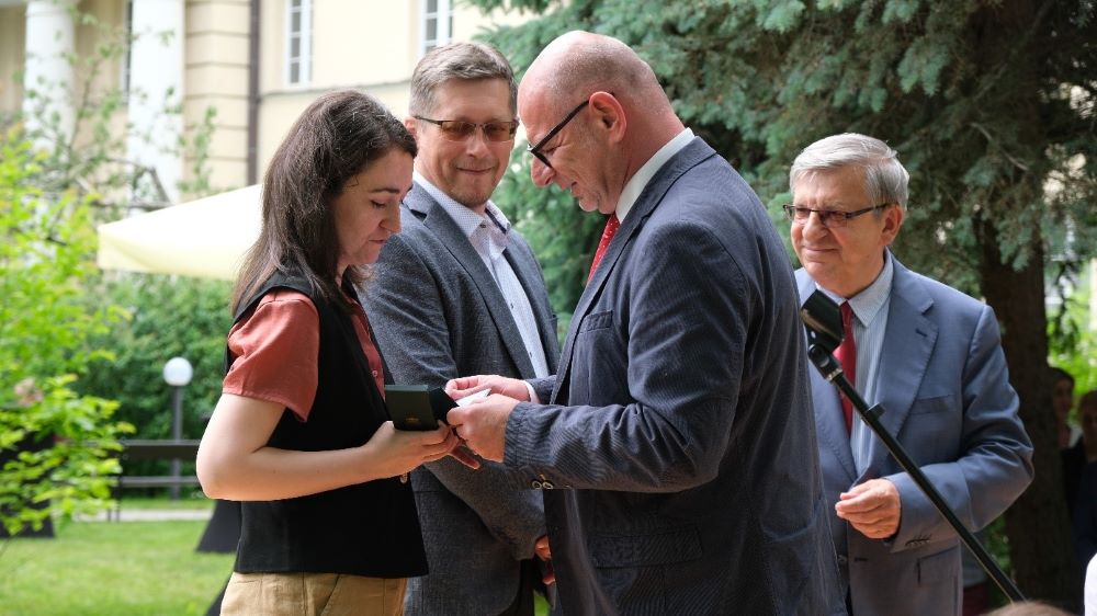 mężczyzna wręcza odznaczenia