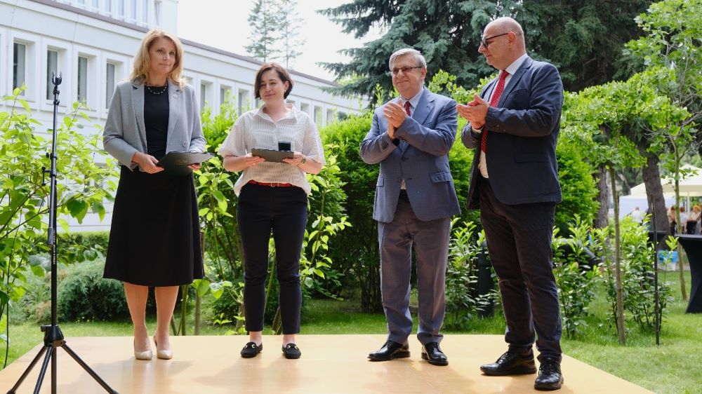 kilka osób stoi na scenie zewnętrznej