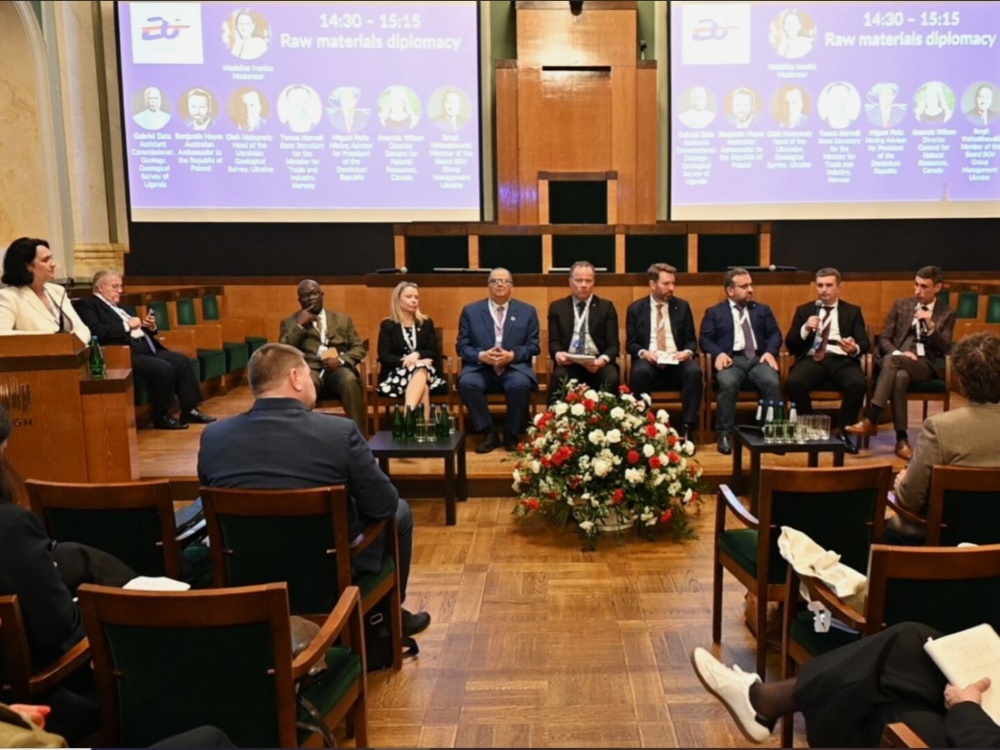 paneliści siedzący w sali konferencyjnej