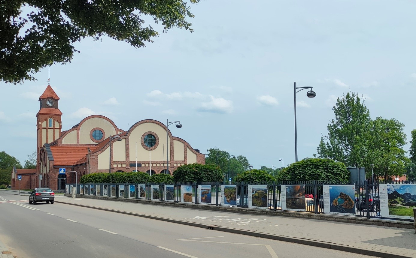 wystawa na ogrodzeniu