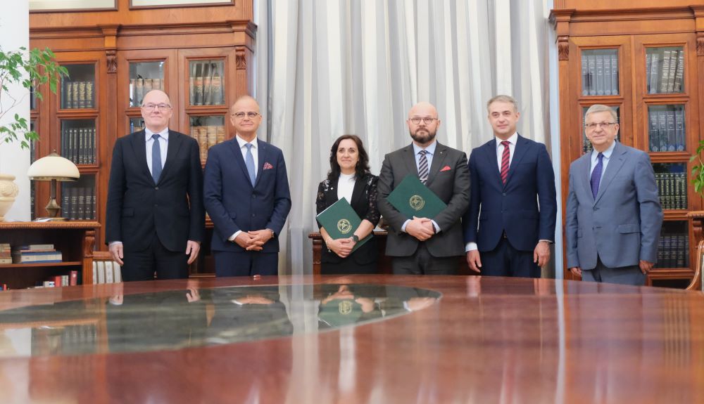 grupa ludzi pozujących do zdjęcia 
