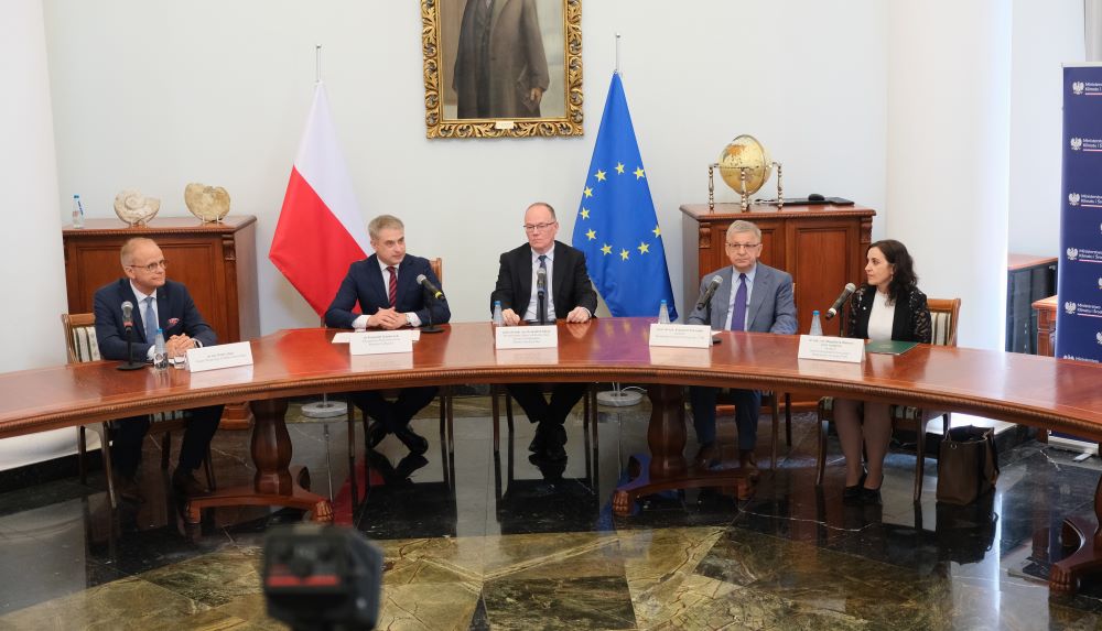 grupa ludzi siedzących przy stole