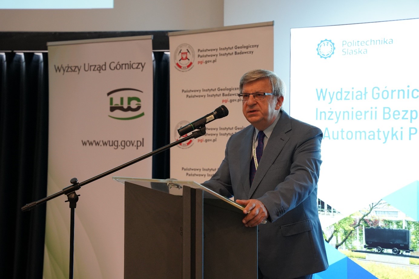 mężczyzna na mównicy przemawia