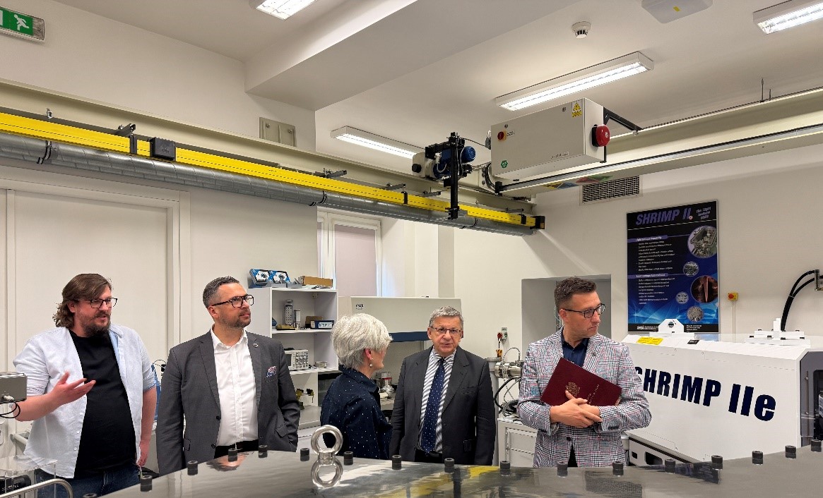 kilka osób w laboratorium naukowym