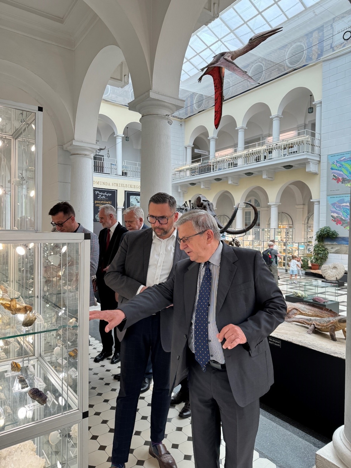 dwie osoby w muzeum geologicznym przed gablotami z okazami