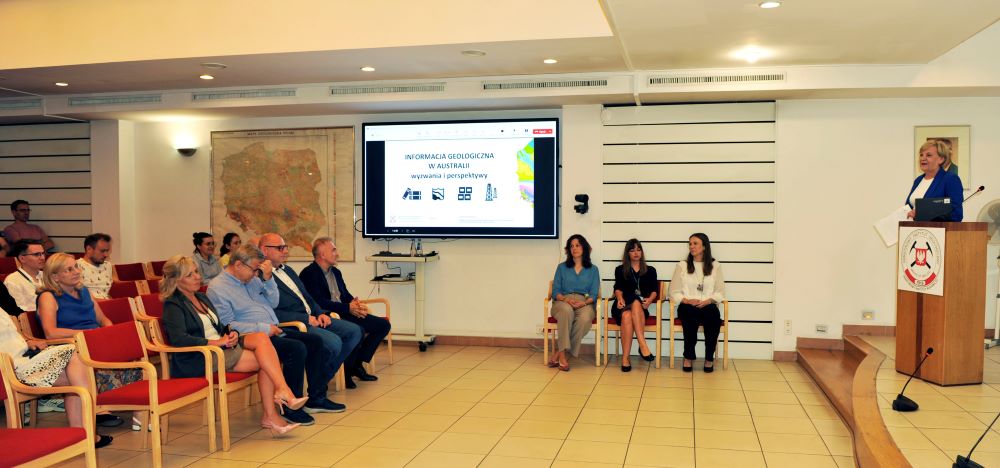 sala konferencyjna pełna ludzi
