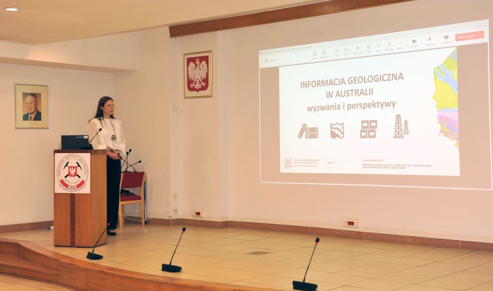 kobieta wygłasza prezentację do mikrofonu 