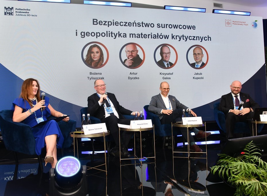 cztery osoby biora udział w panelu dyskusyjnym