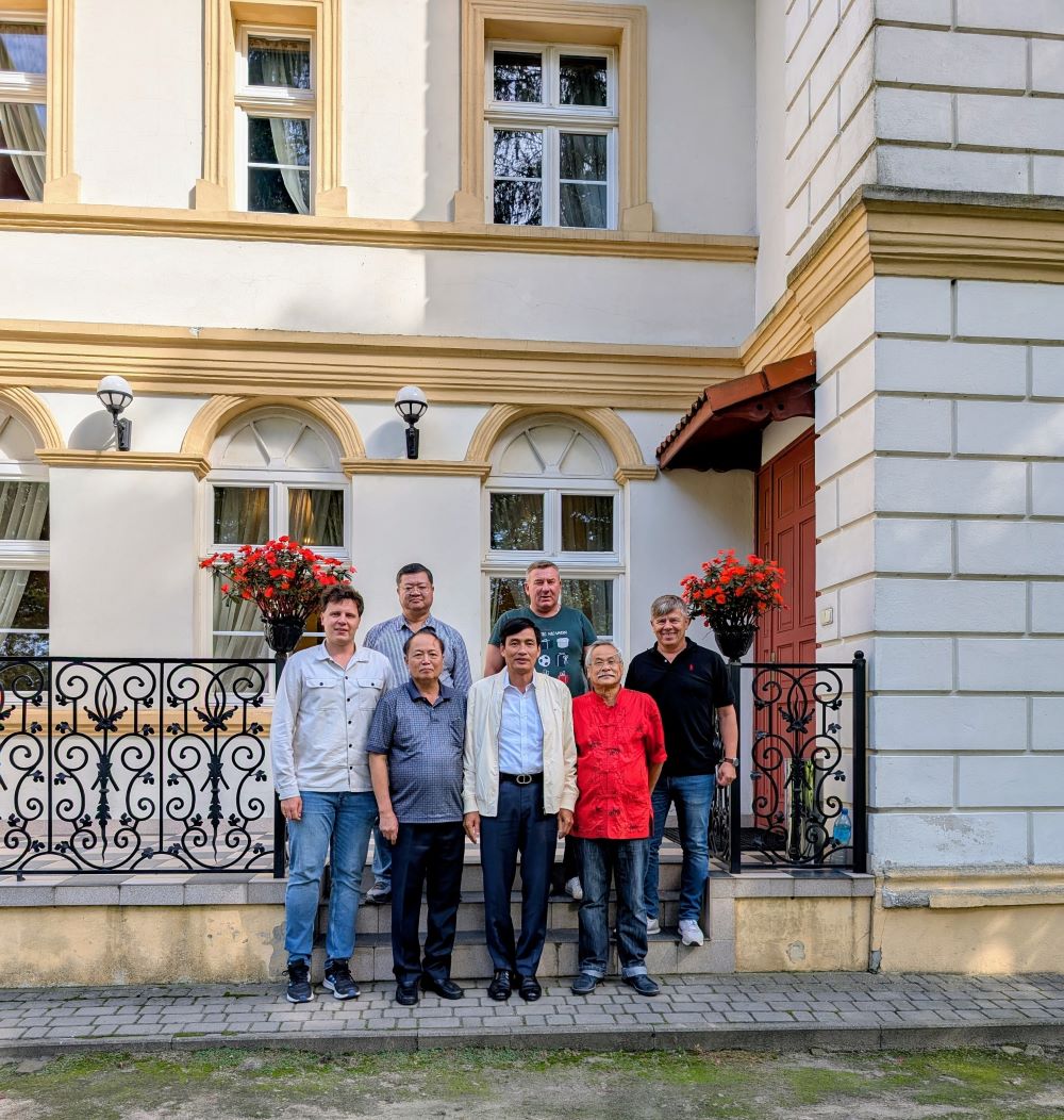 grupa ludzi pozujących do zdjęcia 