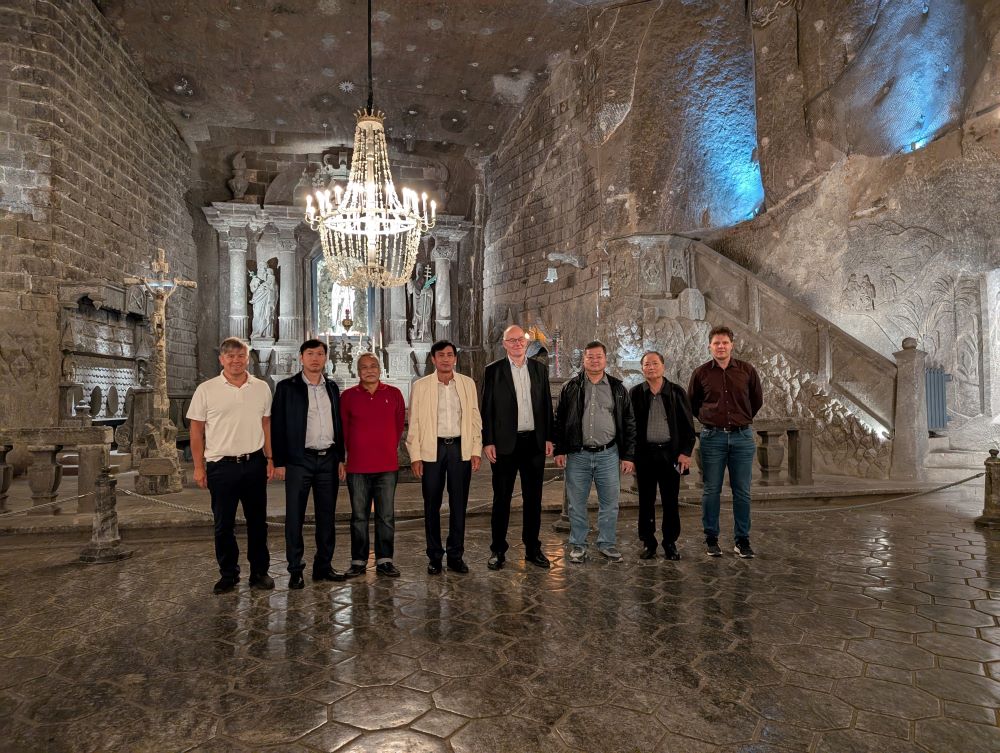grupa ludzi pozujących do zdjęcia 