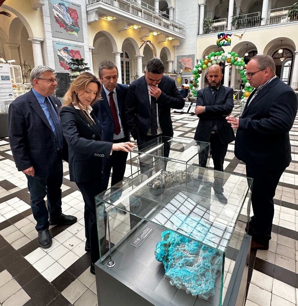 grupa ludzi w muzeum