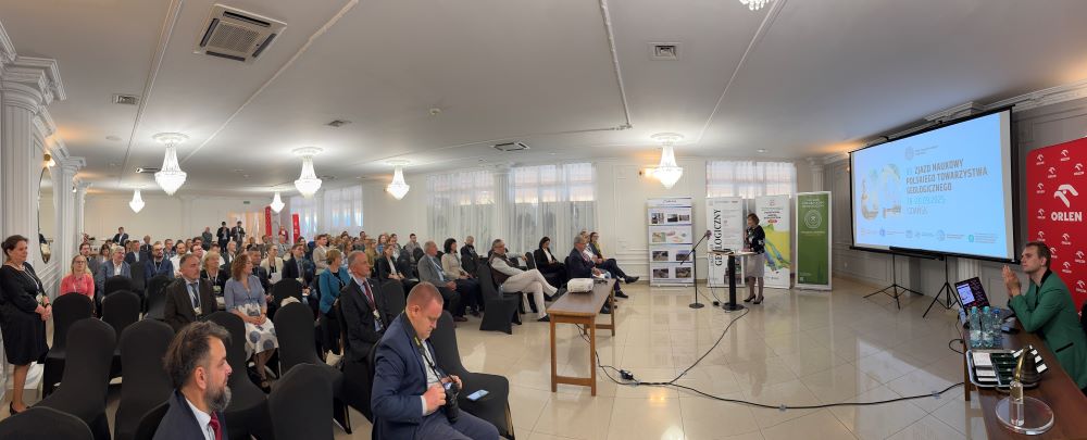 sala konferencyjna wypełniona słuchaczami