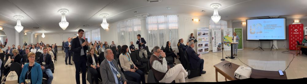 sala konferencyjna wypełniona słuchaczami