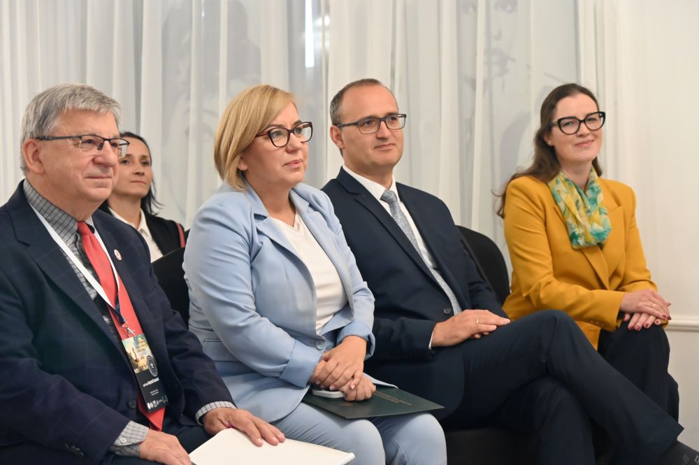 czwórka osób siedzących na krzesłach