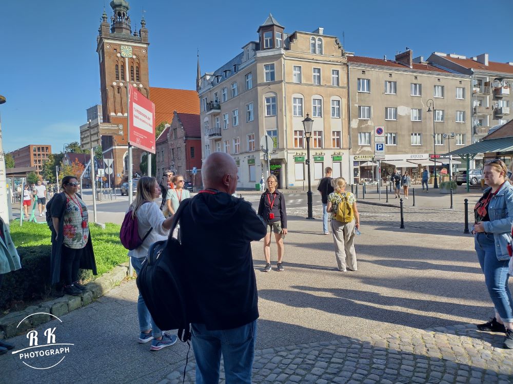 grupa ludzi pozujących do zdjęcia 