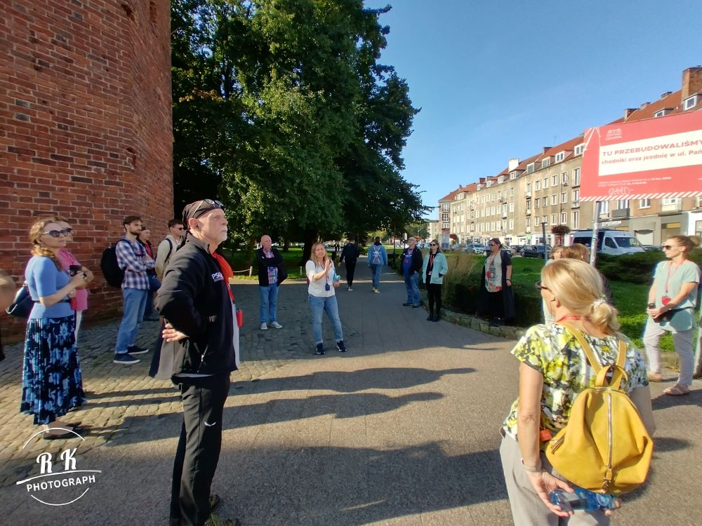 grupa ludzi pozujących do zdjęcia 