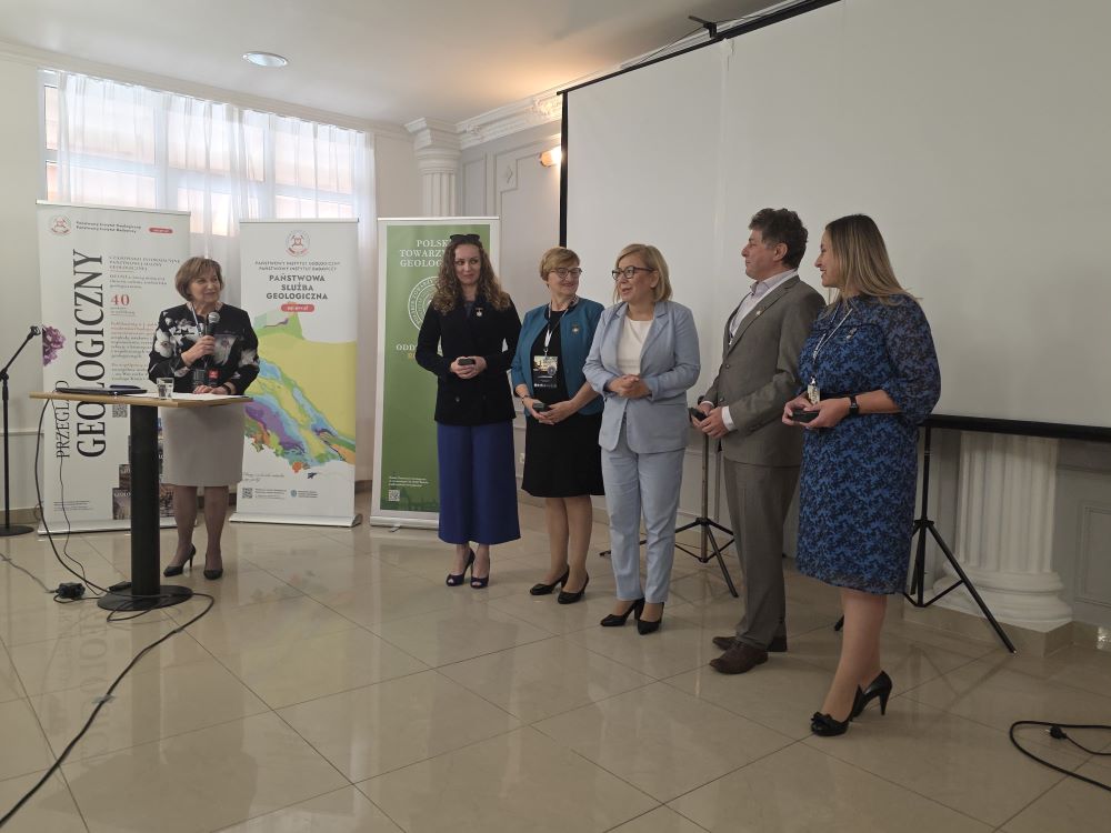 grupa ludzi pozujących do zdjęcia 