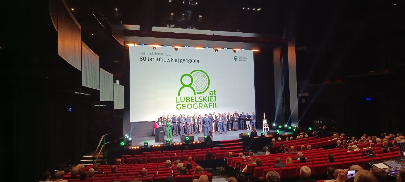 grupa ludzi na scenie