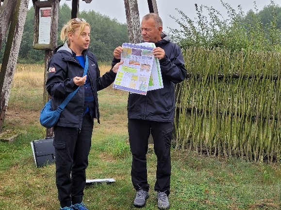 dwie osoby trzymają mapę