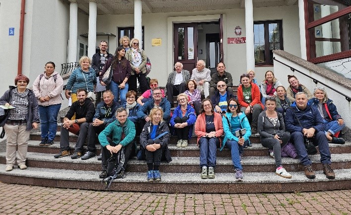 grupa ludzi pozujących do zdjęcia 