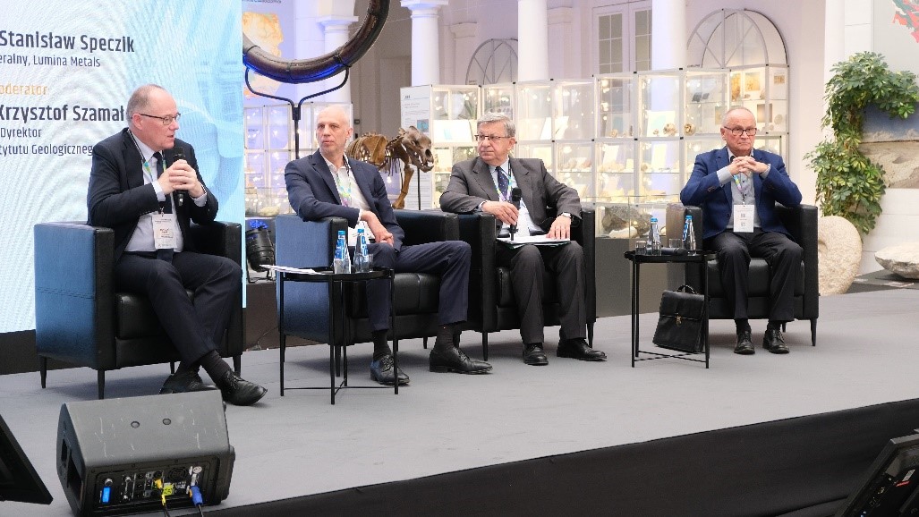 panel dyskusyjny z kilkoma uczestnikami 