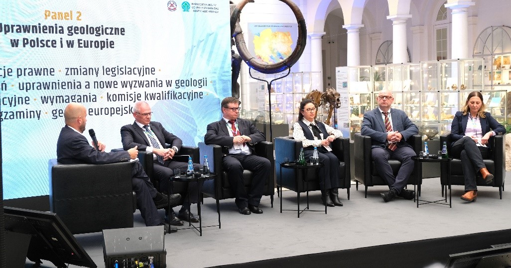 panel dyskusyjny z kilkoma uczestnikami 