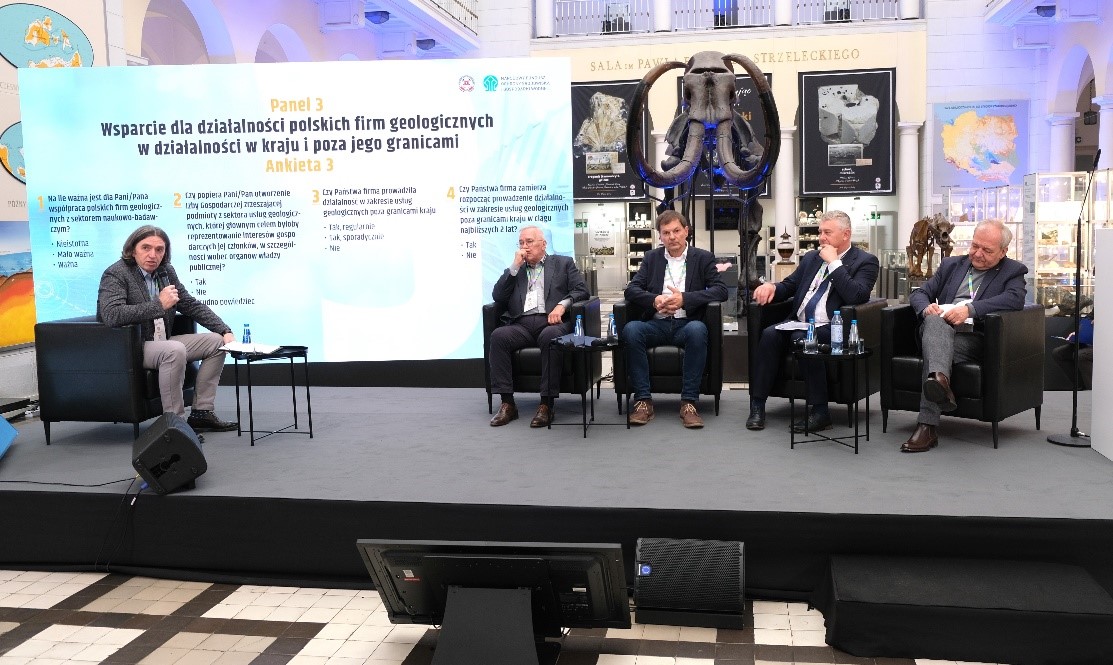 panel dyskusyjny z kilkoma uczestnikami 