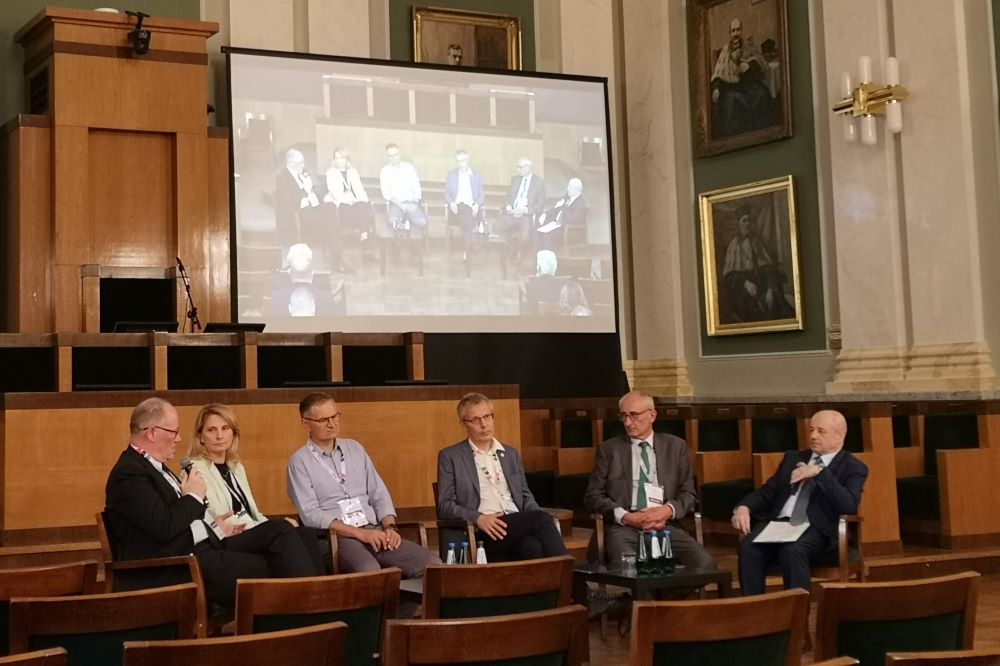 panel dyskusyjny z kilkoma uczestnikami 
