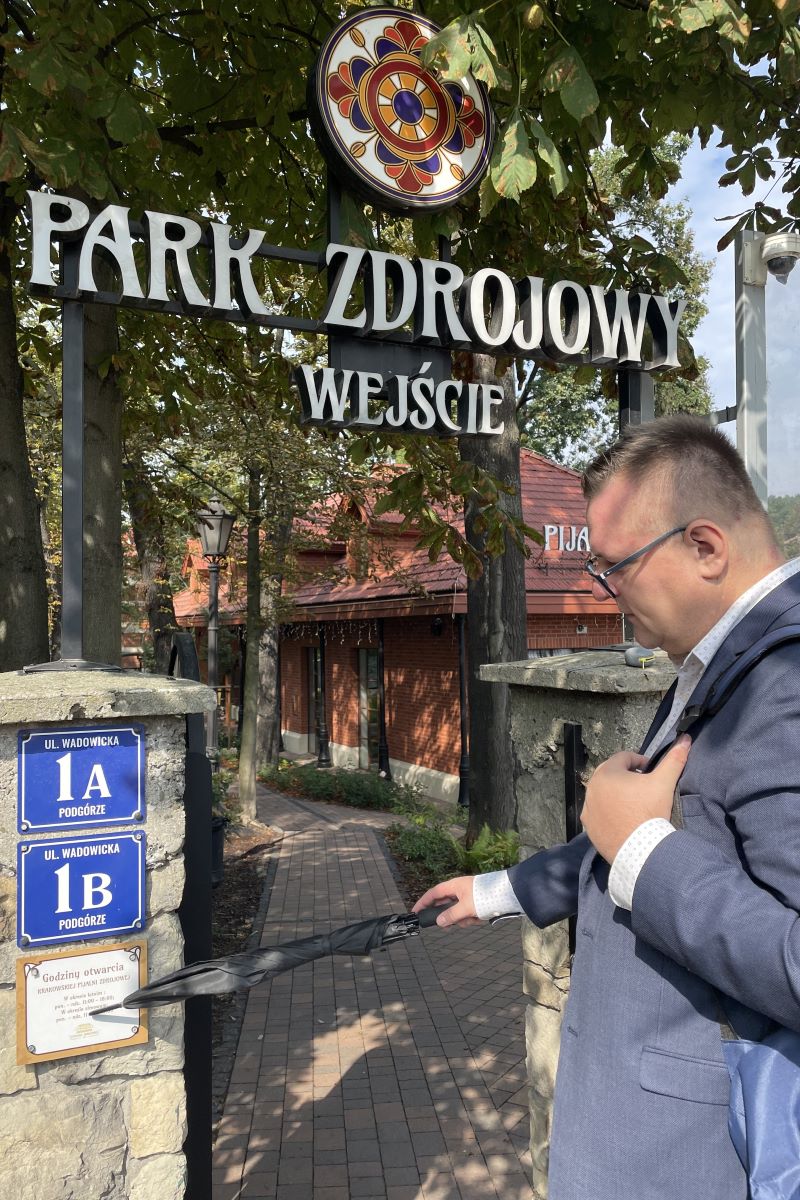 mężczyzna u bramy parku