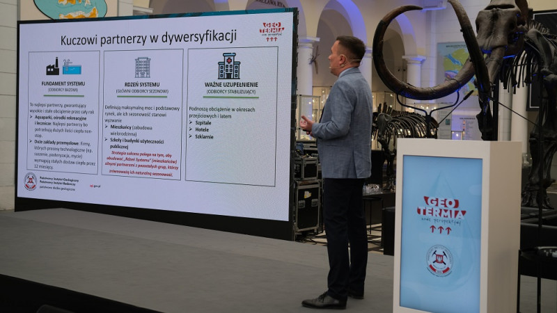 Mężczyzna preentujący referat