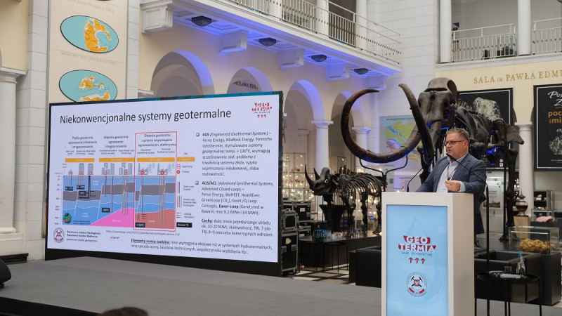 Mężczyzna mówiący do mikrofonu