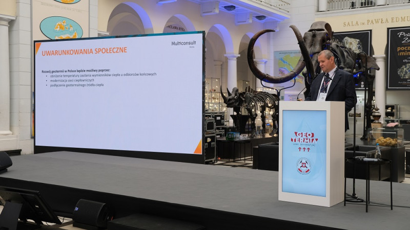 Mężczyzna mówiący do mikrofonu