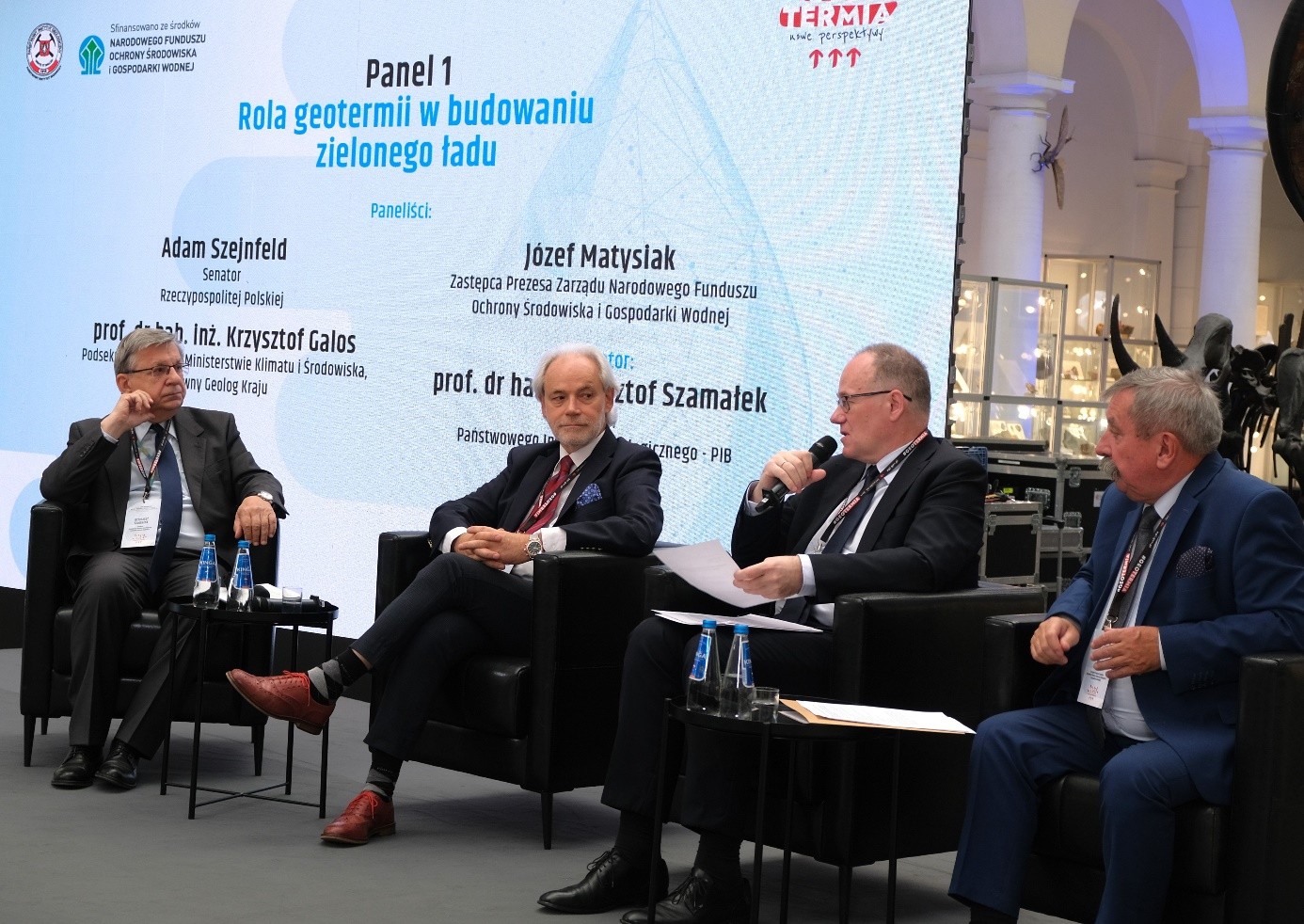 cztery osoby siedzące w panelu dyskusyjnym podczas konferencji