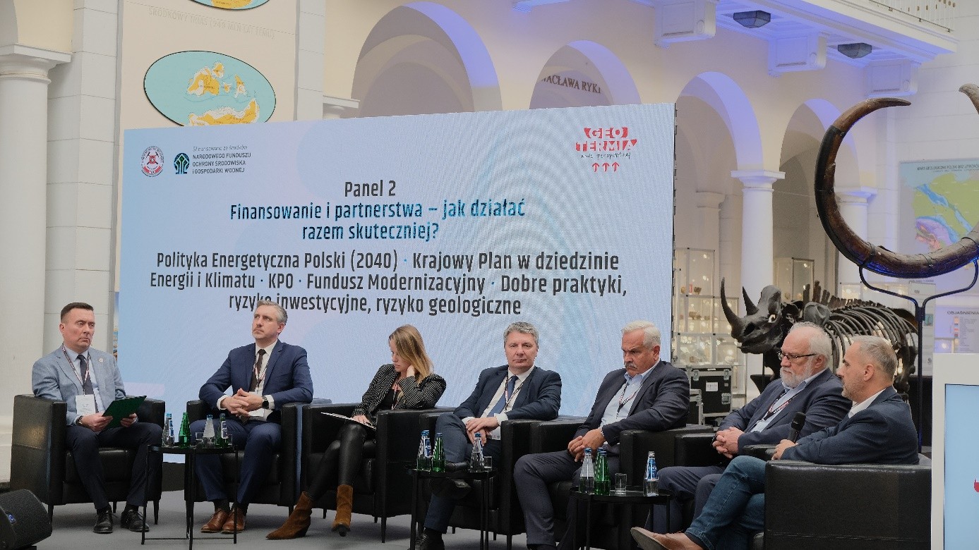 kilka osób biorących udział w panelu dyskusyjnym