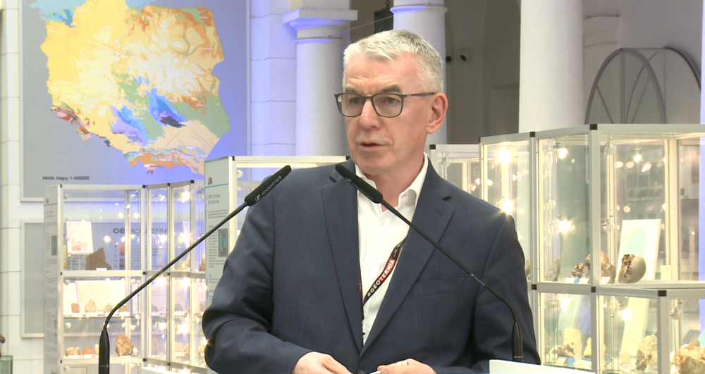 mężczyzna z mikrofonem w ręce podczas prelekcji