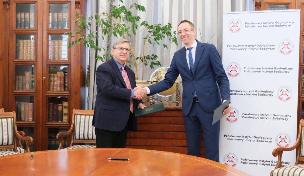 dwóch mężczyzn ściska sobie ręce