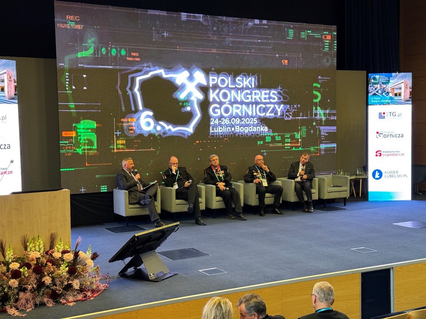 panel dyskusyjny z kilkoma uczestnikami