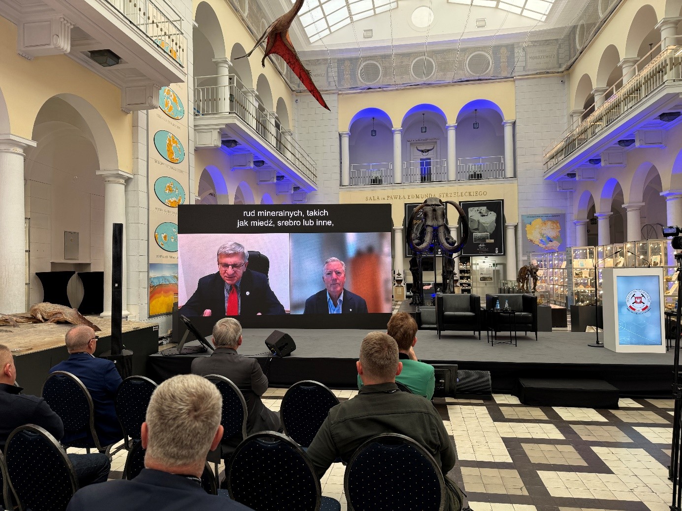 sala konferencyjna wypełniona słuchaczami
