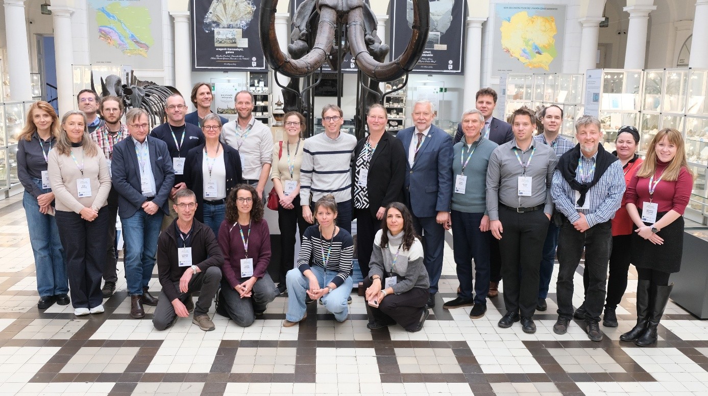 grupa ludzi pozujących do zdjęcia 