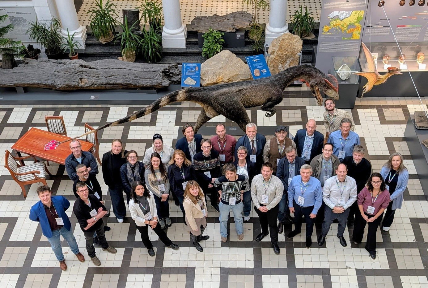 grupa ludzi pozujących do zdjęcia 