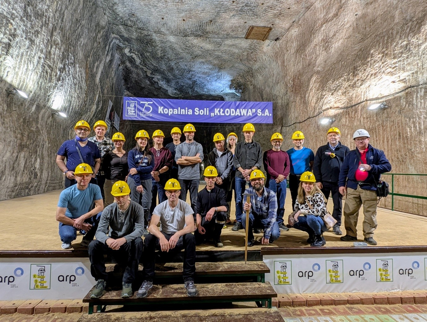 grupa ludzi pozujących do zdjęcia 