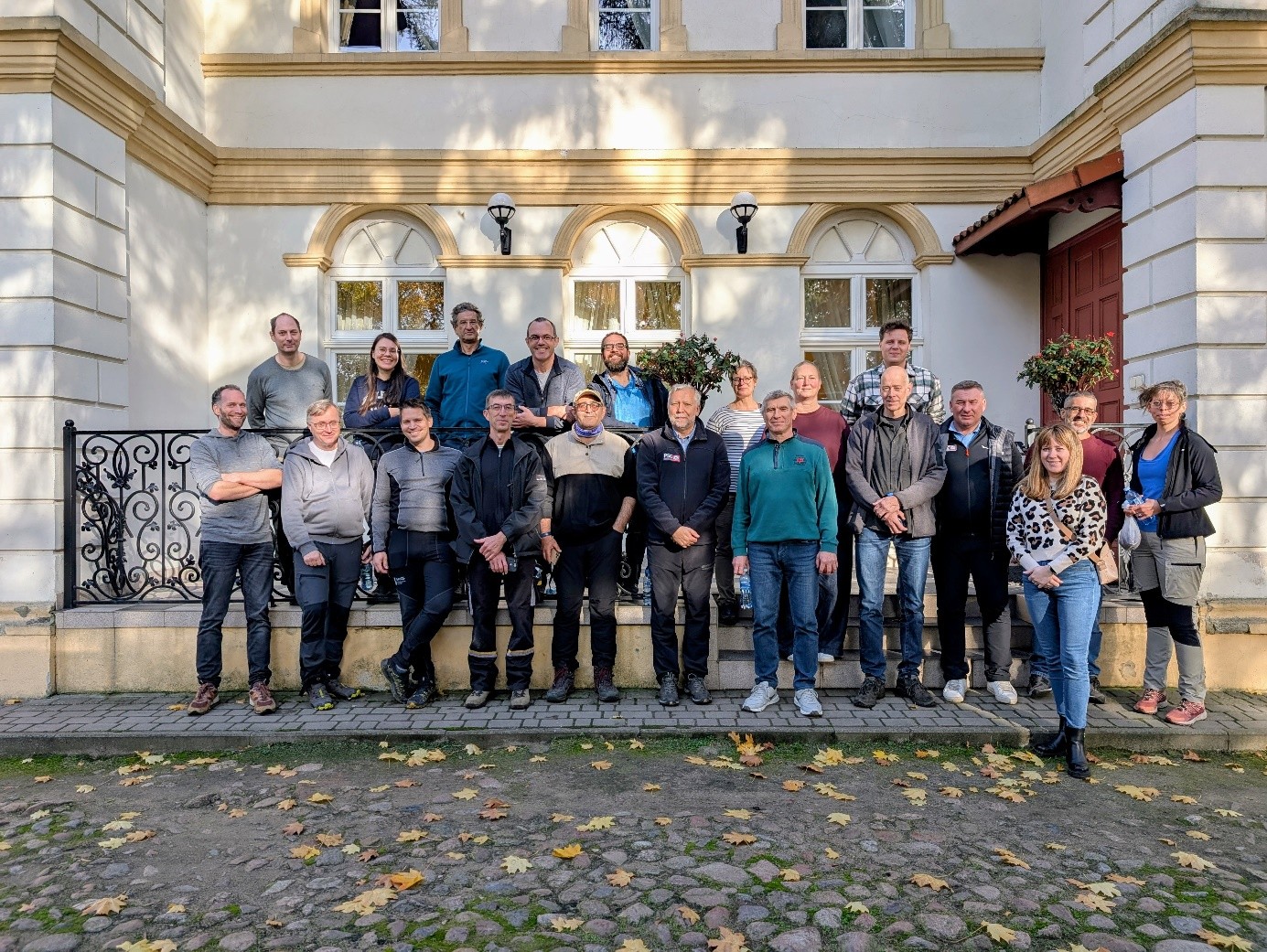 grupa ludzi pozujących do zdjęcia 