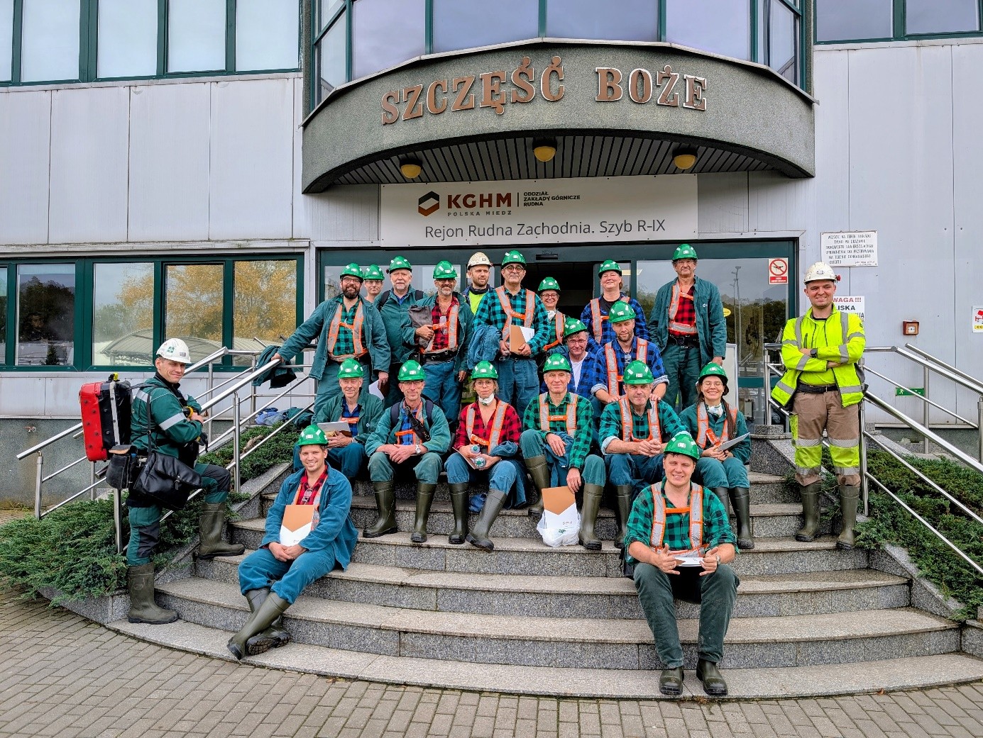 grupa ludzi pozujących do zdjęcia 