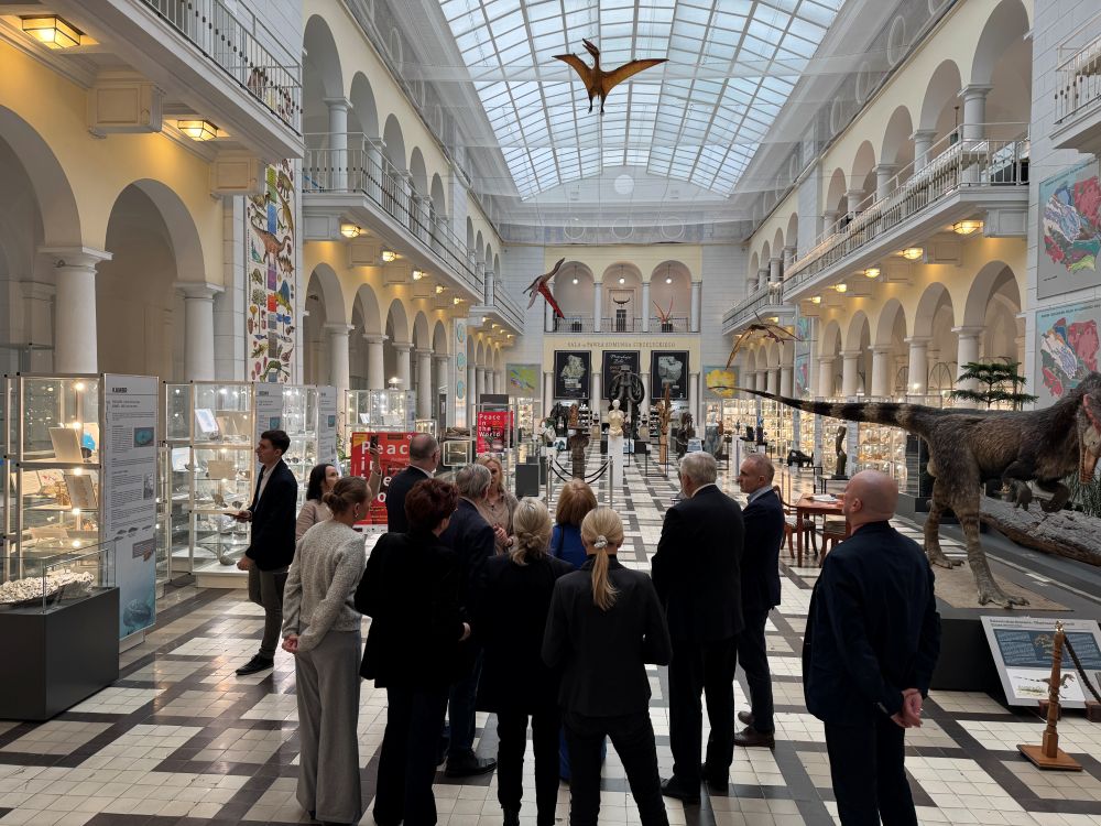 grupa ludzi zwiedzających muzeum geologiczne